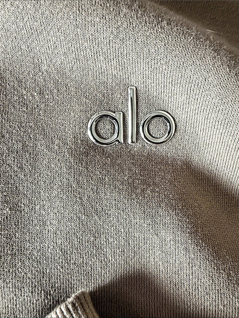 🧸 ALO Accolade Crewneck Sweatshirt in Gravel Like New - Picture 3 of 4